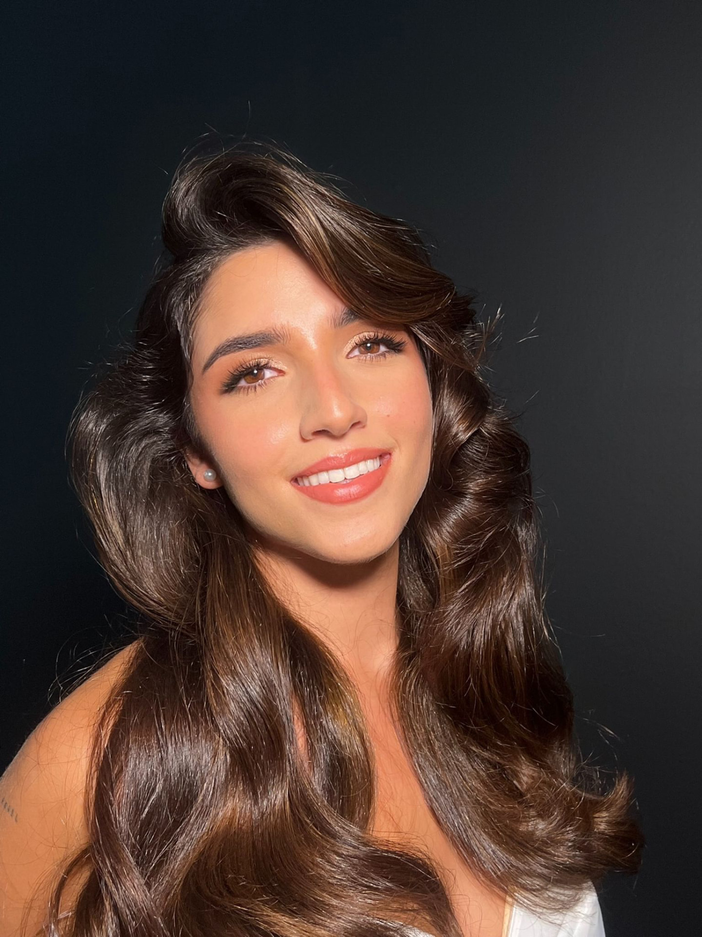 Cliente con trucco elegante e luminoso